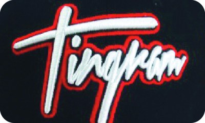 Närbild av ett broderat textilmotiv